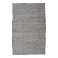 Türkischer Kelim-Teppich im Vintage-Stil mit neutralen horizontalen Streifen und geometrischen Designs