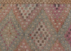 Türkischer Vintage-Kilim-Teppich mit Pfirsich, Sage, Gold und zartrosa Diamanten