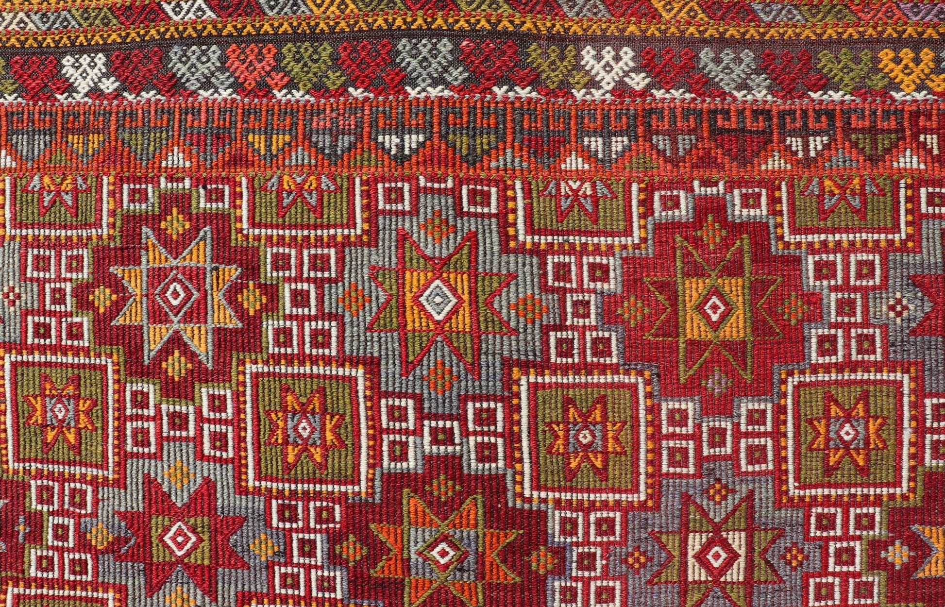 Türkischer Vintage-Kelim-Teppich im Vintage-Stil mit sattem Rot und mehrfarbigem Motiv, 4'6