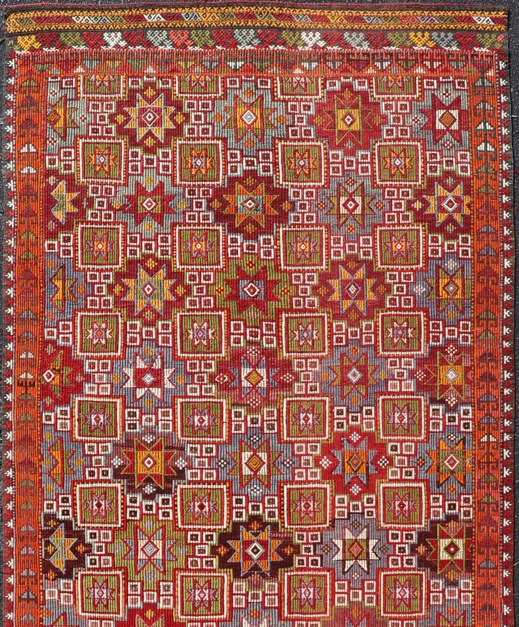 Türkischer Vintage-Kelim-Teppich im Vintage-Stil mit sattem Rot und mehrfarbigem Motiv, 4'6