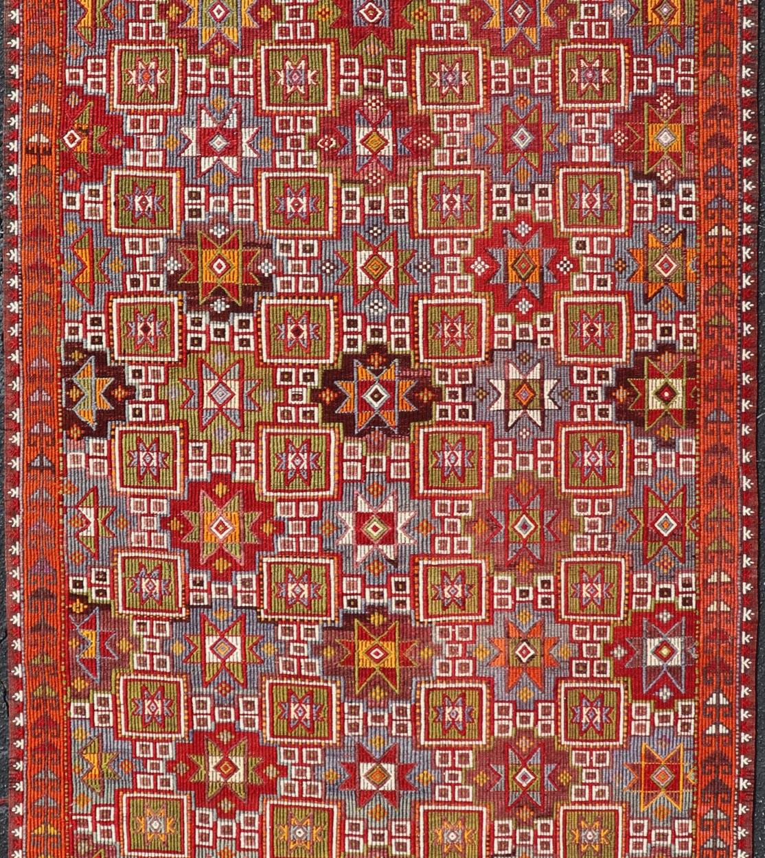 Türkischer Vintage-Kelim-Teppich im Vintage-Stil mit sattem Rot und mehrfarbigem Motiv, 4'6