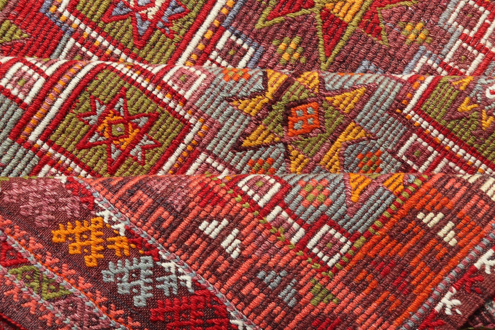 Türkischer Vintage-Kelim-Teppich im Vintage-Stil mit sattem Rot und mehrfarbigem Motiv, 4'6