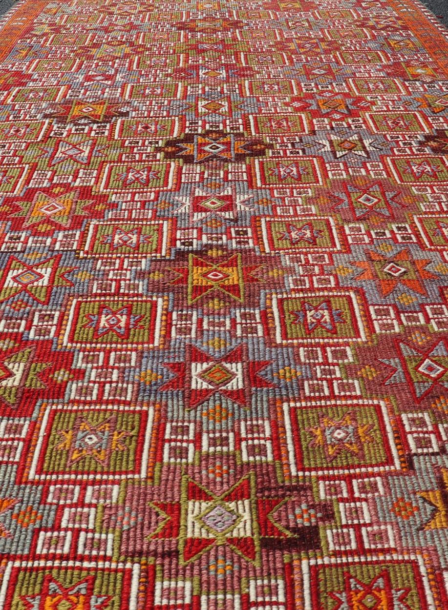 Türkischer Vintage-Kelim-Teppich im Vintage-Stil mit sattem Rot und mehrfarbigem Motiv, 4'6