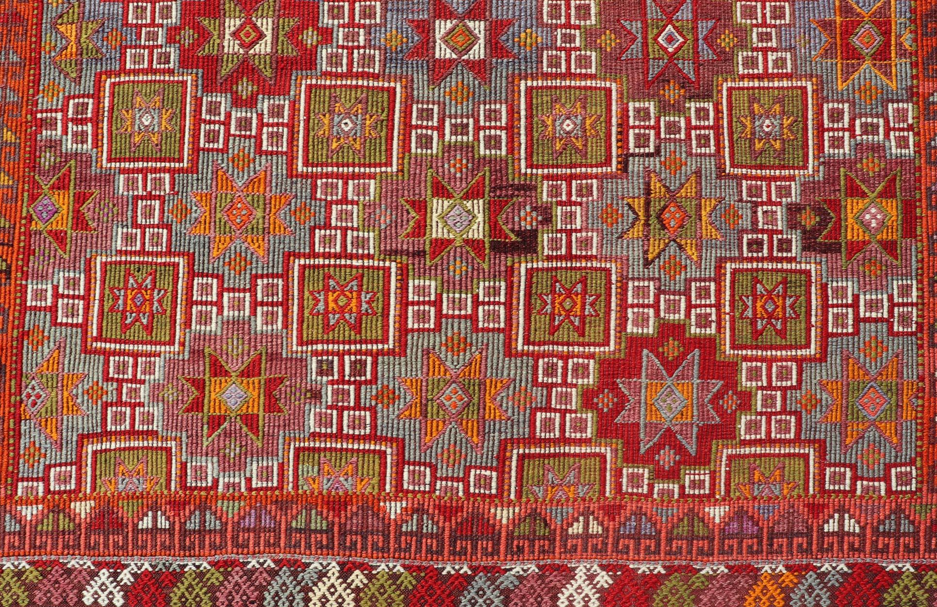 Türkischer Vintage-Kelim-Teppich im Vintage-Stil mit sattem Rot und mehrfarbigem Motiv, 4'6