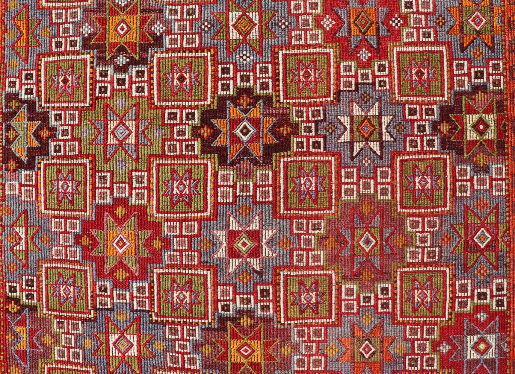 Türkischer Vintage-Kelim-Teppich im Vintage-Stil mit sattem Rot und mehrfarbigem Motiv, 4'6