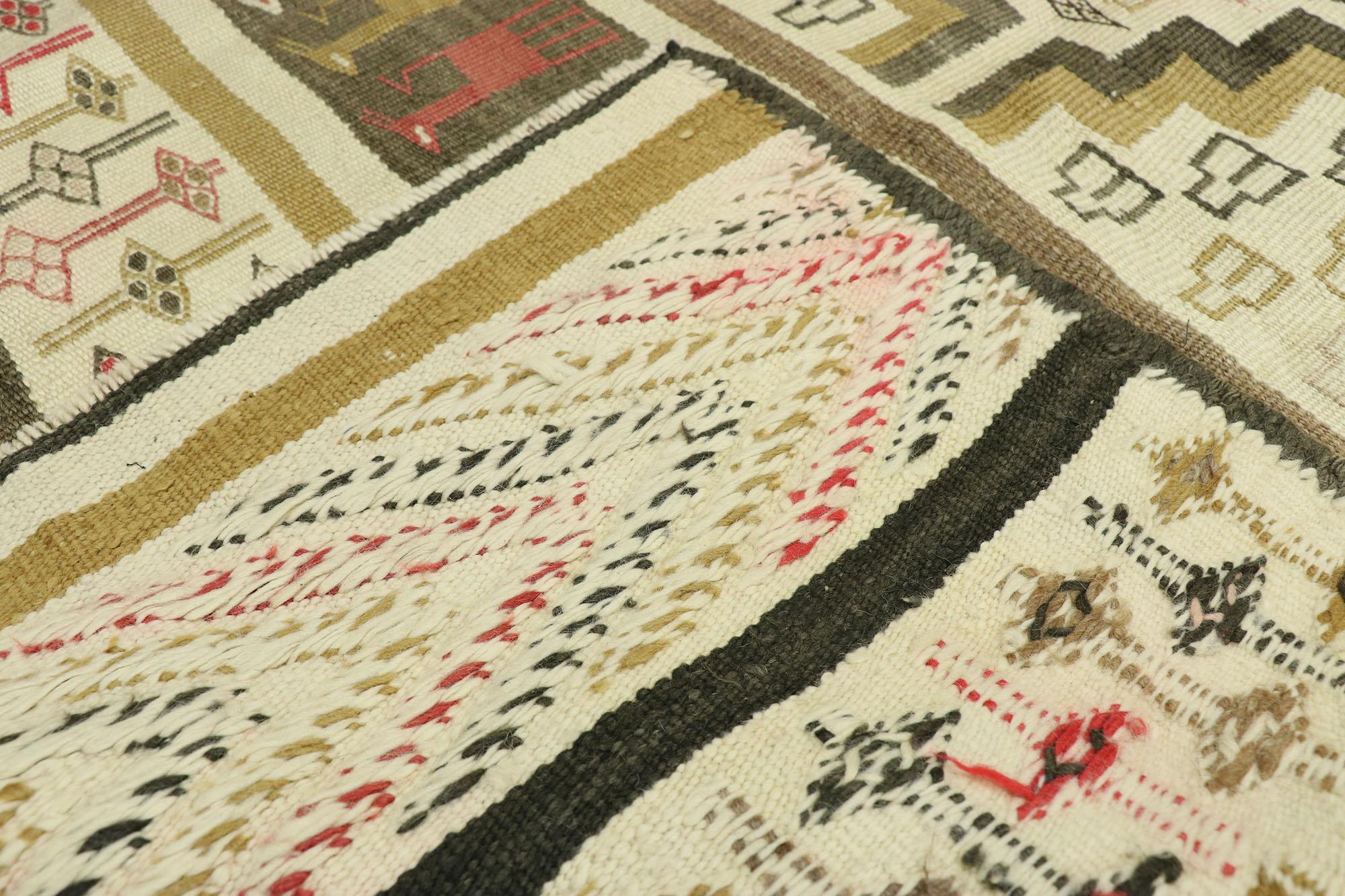 Vintage Turkish Kilim Rug with Rustic Lodge Style and Modern Tribal Vibes In Good Condition For Sale In Dallas, TX