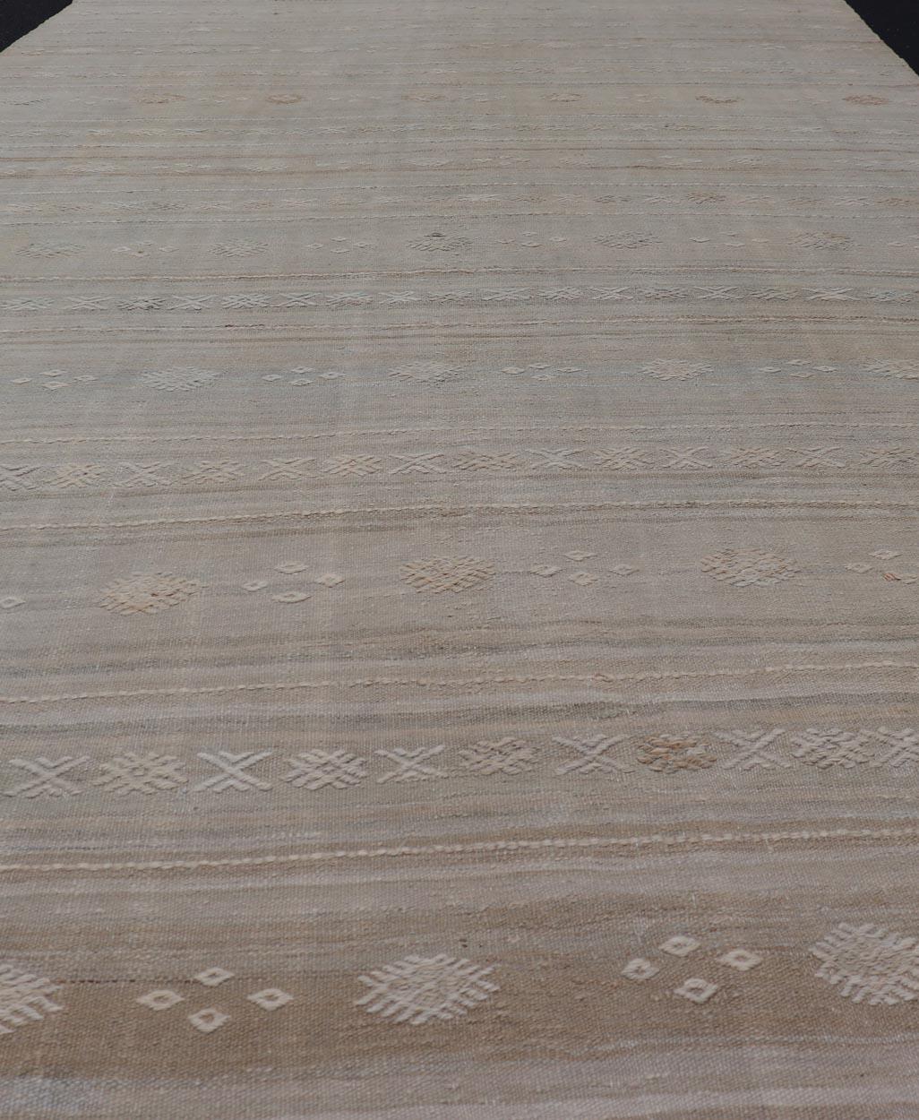 Vintage Turkish Kilim Rug With Soft Beige and Pastel Accents 6'0 x 11'0 In Good Condition For Sale In Atlanta, GA