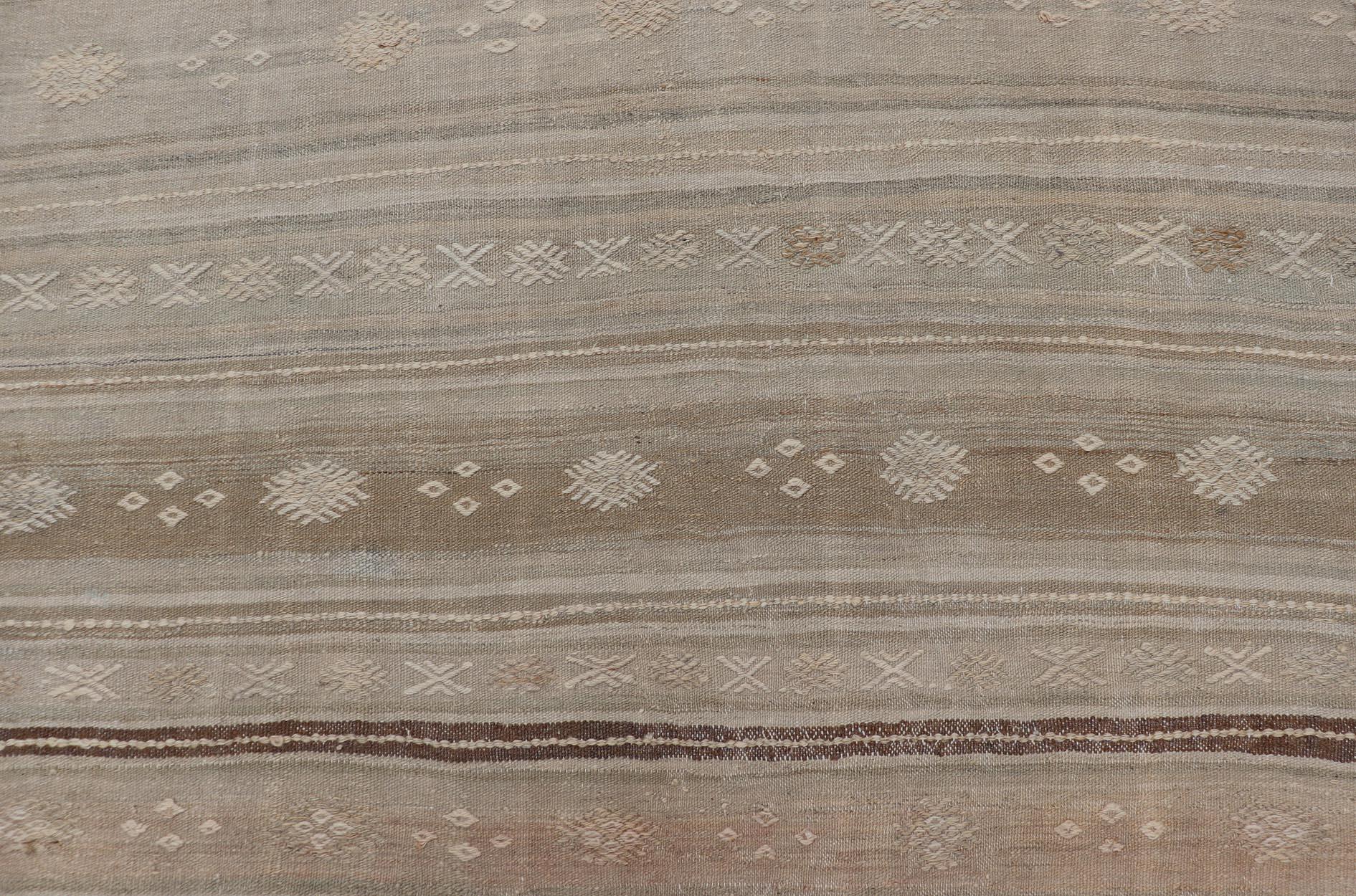 20th Century Vintage Turkish Kilim Rug With Soft Beige and Pastel Accents 6'0 x 11'0 For Sale