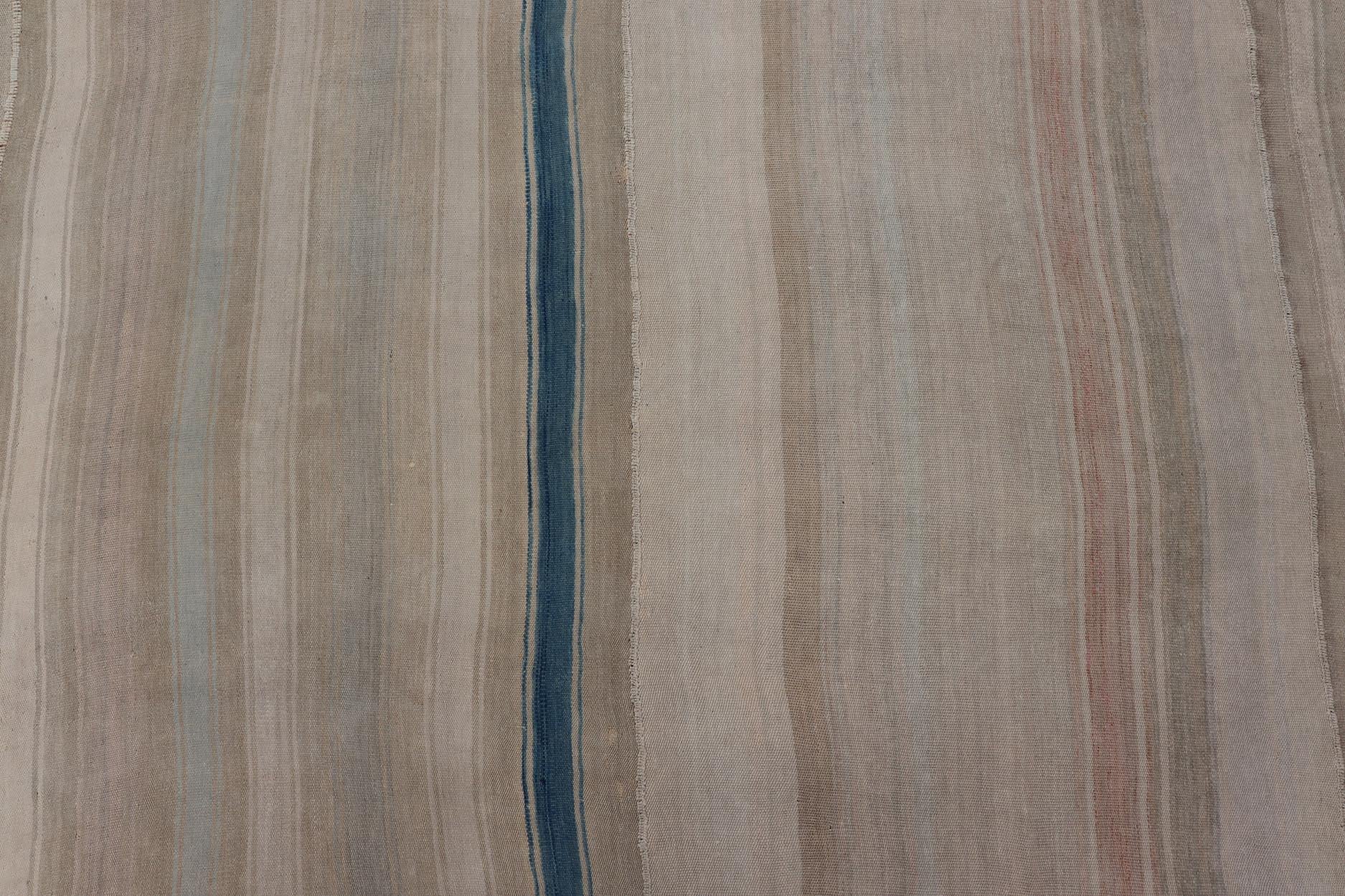 Vintage Türkischer Kilim Teppich mit weichen Beige, Tan, und Blauen Streifen 11'0 x 15'0 im Angebot 3