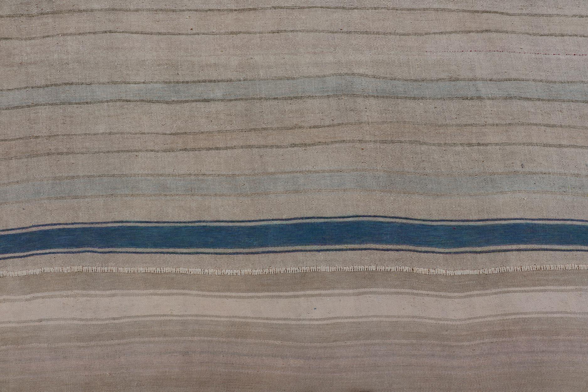 Vintage Türkischer Kilim Teppich mit weichen Beige, Tan, und Blauen Streifen 11'0 x 15'0 im Angebot 4