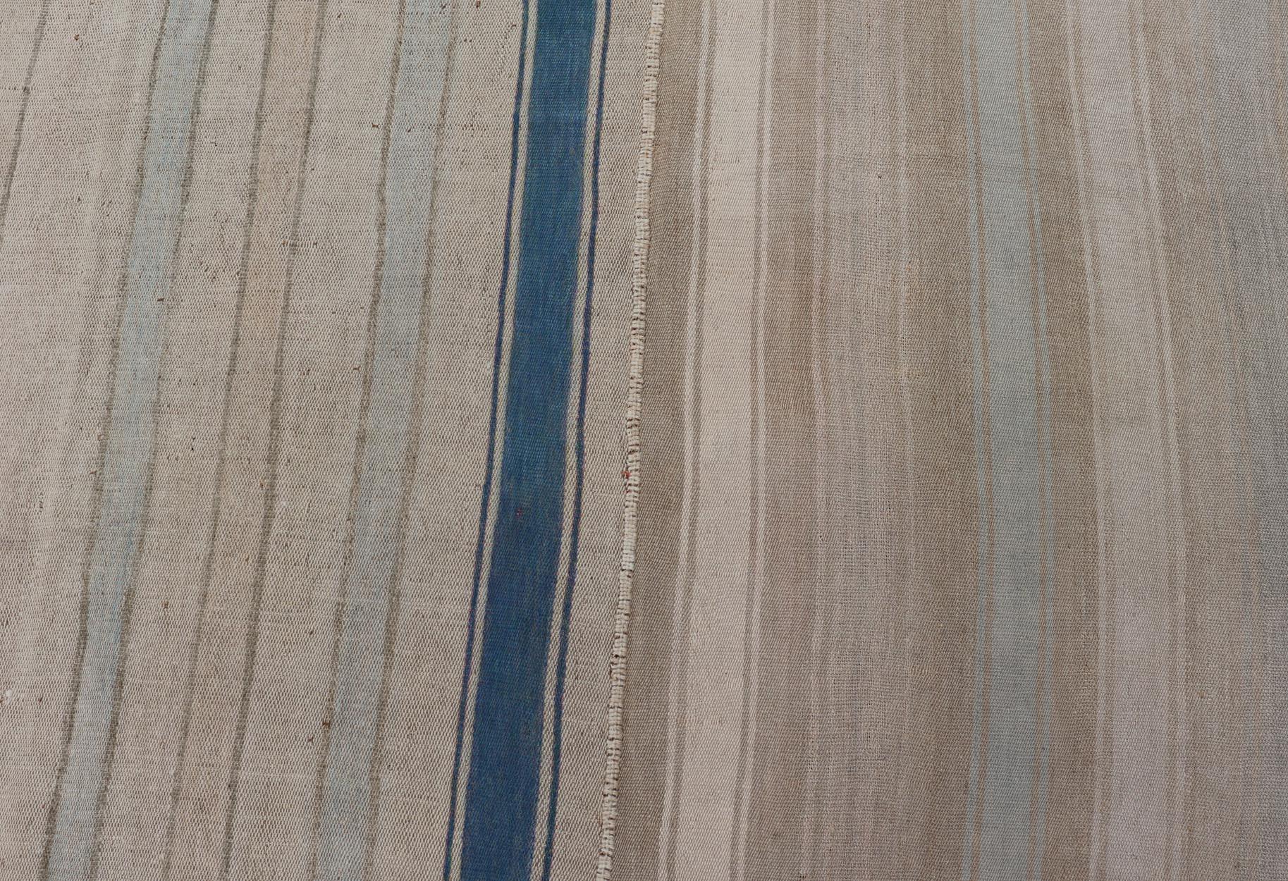 Maße: 11'0 x 15'0 
Vintage Turkish Kilim Rug With Soft Beige, Tan, and Blue Stripes 11'0 x 15'0.
Keivan Woven Arts / Teppich / EN-13651 Herkunftsland / Art: Türkei / Kelim. 

Der türkische Vintage-Kilim-Teppich strahlt eine zeitlose Eleganz aus, mit