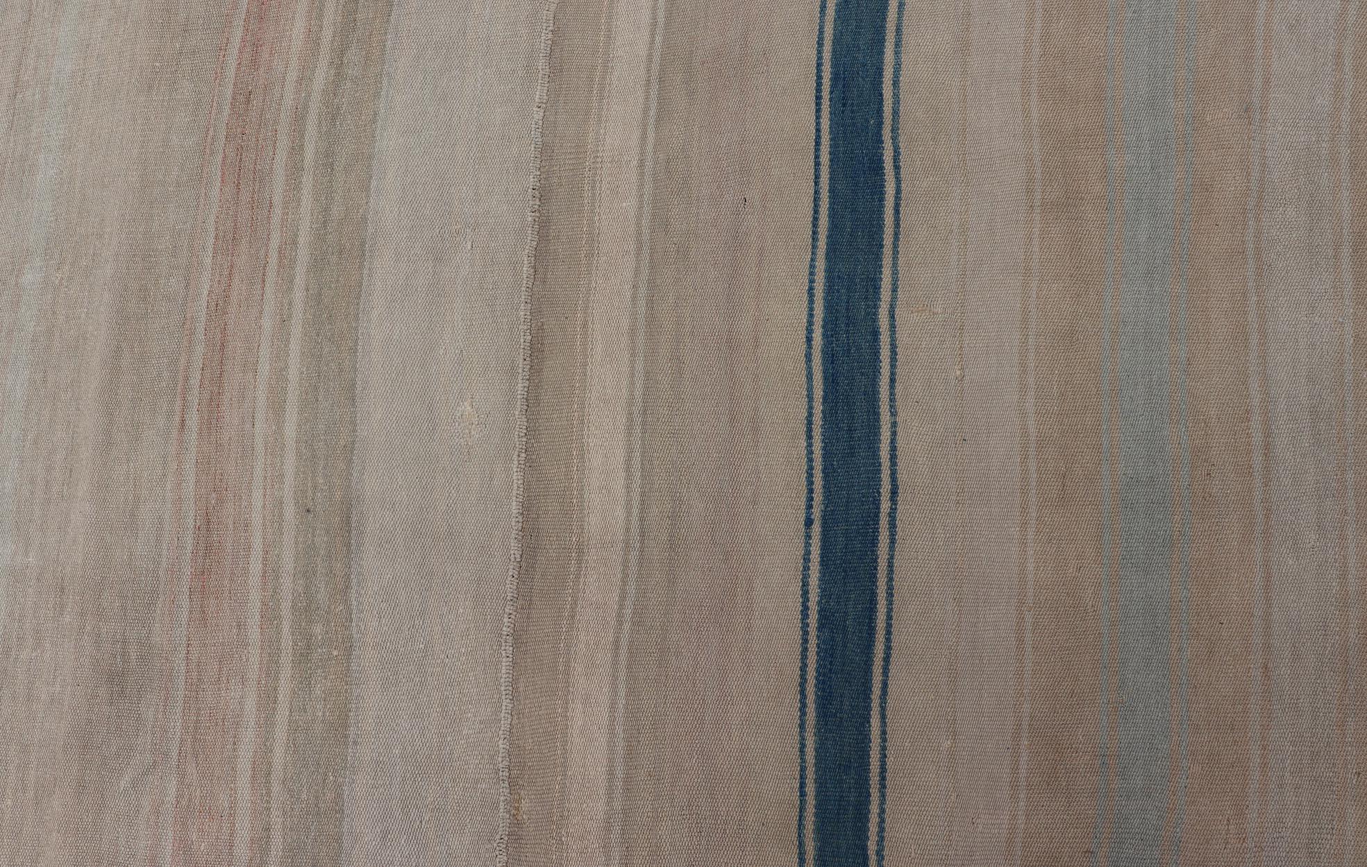 Vintage Türkischer Kilim Teppich mit weichen Beige, Tan, und Blauen Streifen 11'0 x 15'0 (Kelim) im Angebot