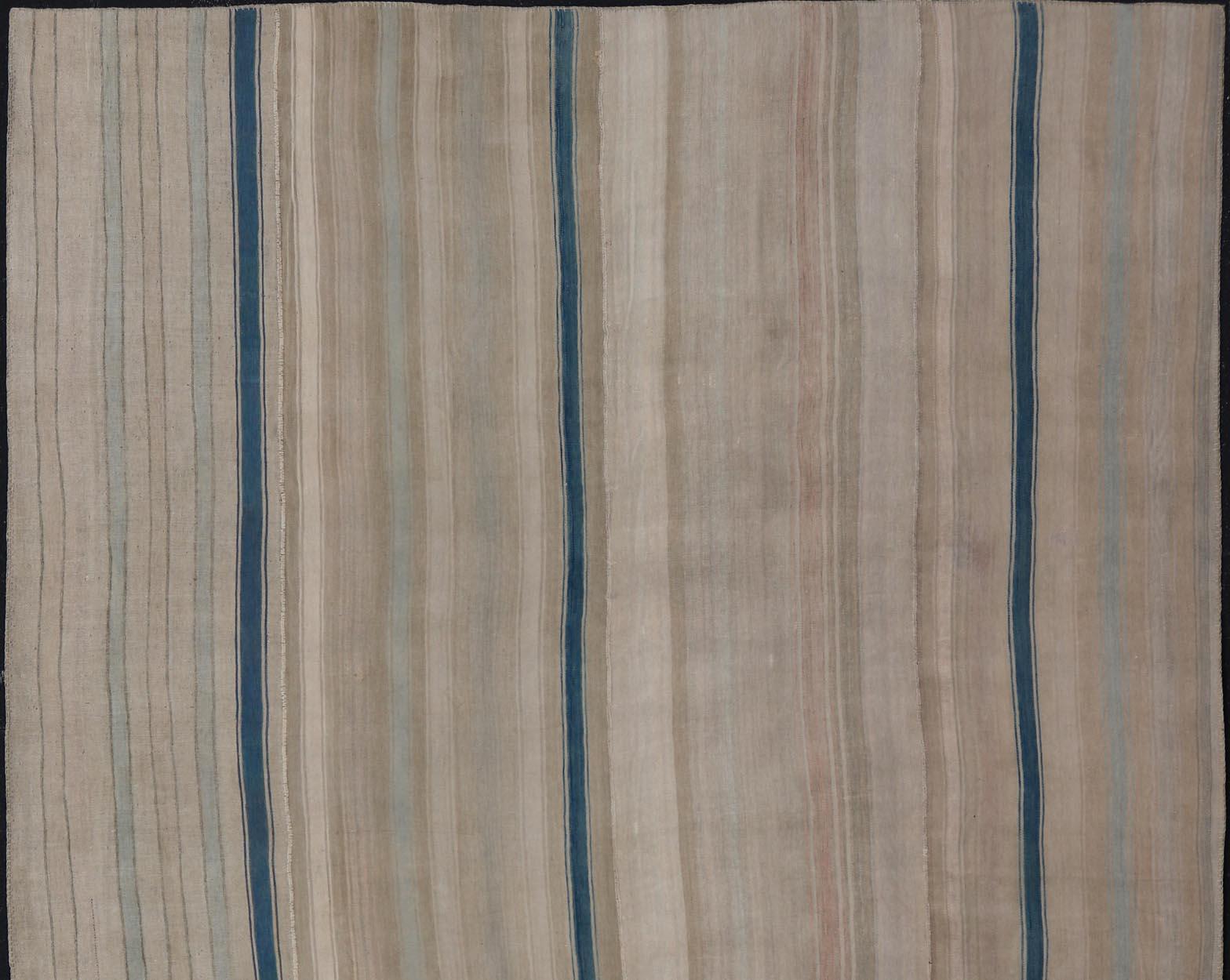 Vintage Türkischer Kilim Teppich mit weichen Beige, Tan, und Blauen Streifen 11'0 x 15'0 (Handgewebt) im Angebot