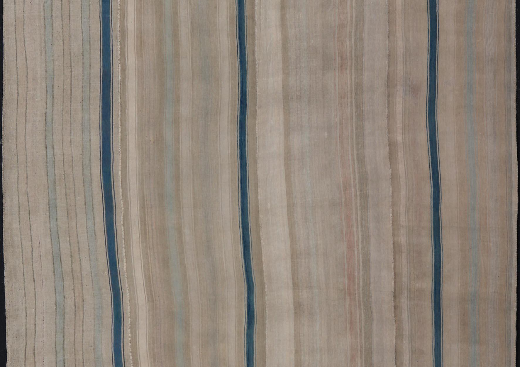 Vintage Türkischer Kilim Teppich mit weichen Beige, Tan, und Blauen Streifen 11'0 x 15'0 im Zustand „Gut“ im Angebot in Atlanta, GA