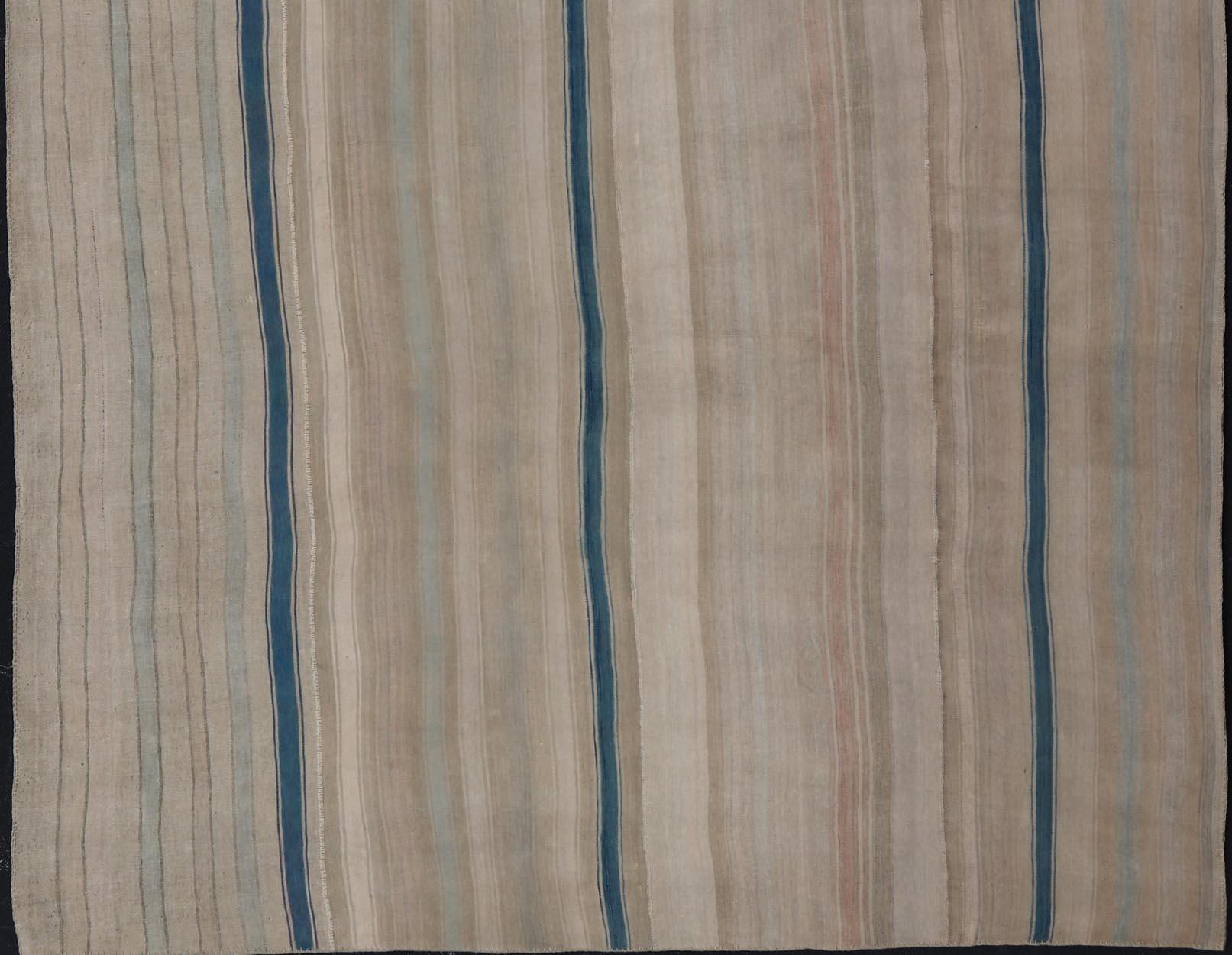 Vintage Türkischer Kilim Teppich mit weichen Beige, Tan, und Blauen Streifen 11'0 x 15'0 (20. Jahrhundert) im Angebot