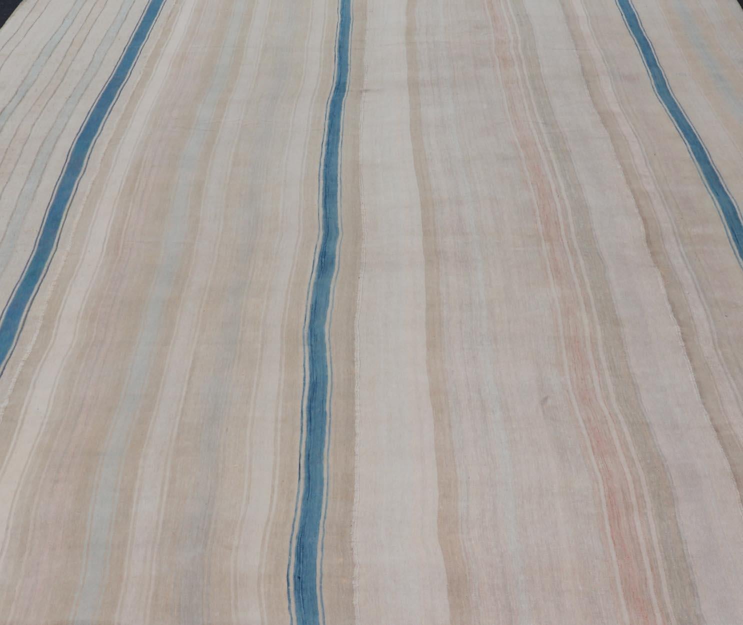 Vintage Türkischer Kilim Teppich mit weichen Beige, Tan, und Blauen Streifen 11'0 x 15'0 im Angebot 1