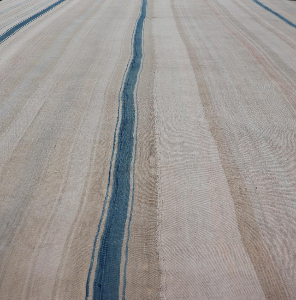 Vintage Türkischer Kilim Teppich mit weichen Beige, Tan, und Blauen Streifen 11'0 x 15'0 im Angebot 2