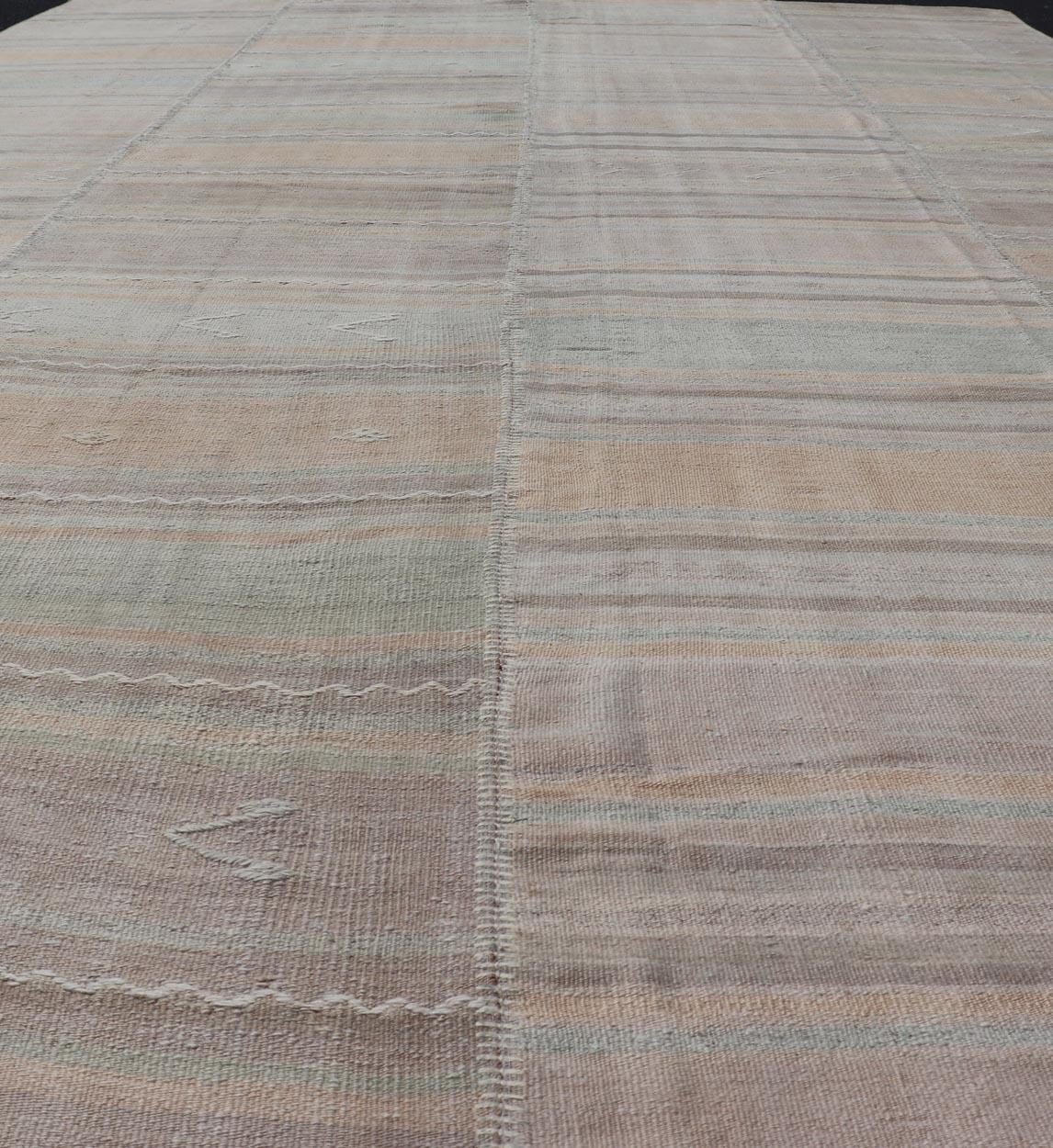 Vintage Rug & Kilim turco con morbide tonalità della terra e strisce pastello 8'10 