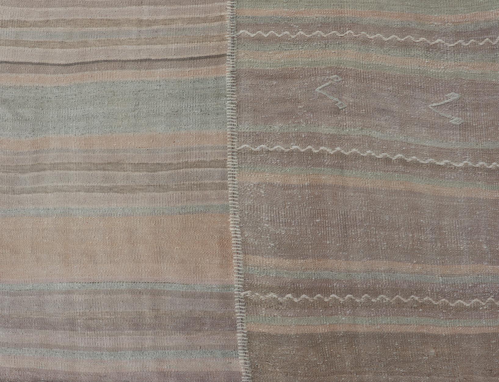 Vintage Rug & Kilim turco con morbide tonalità della terra e strisce pastello 8'10 