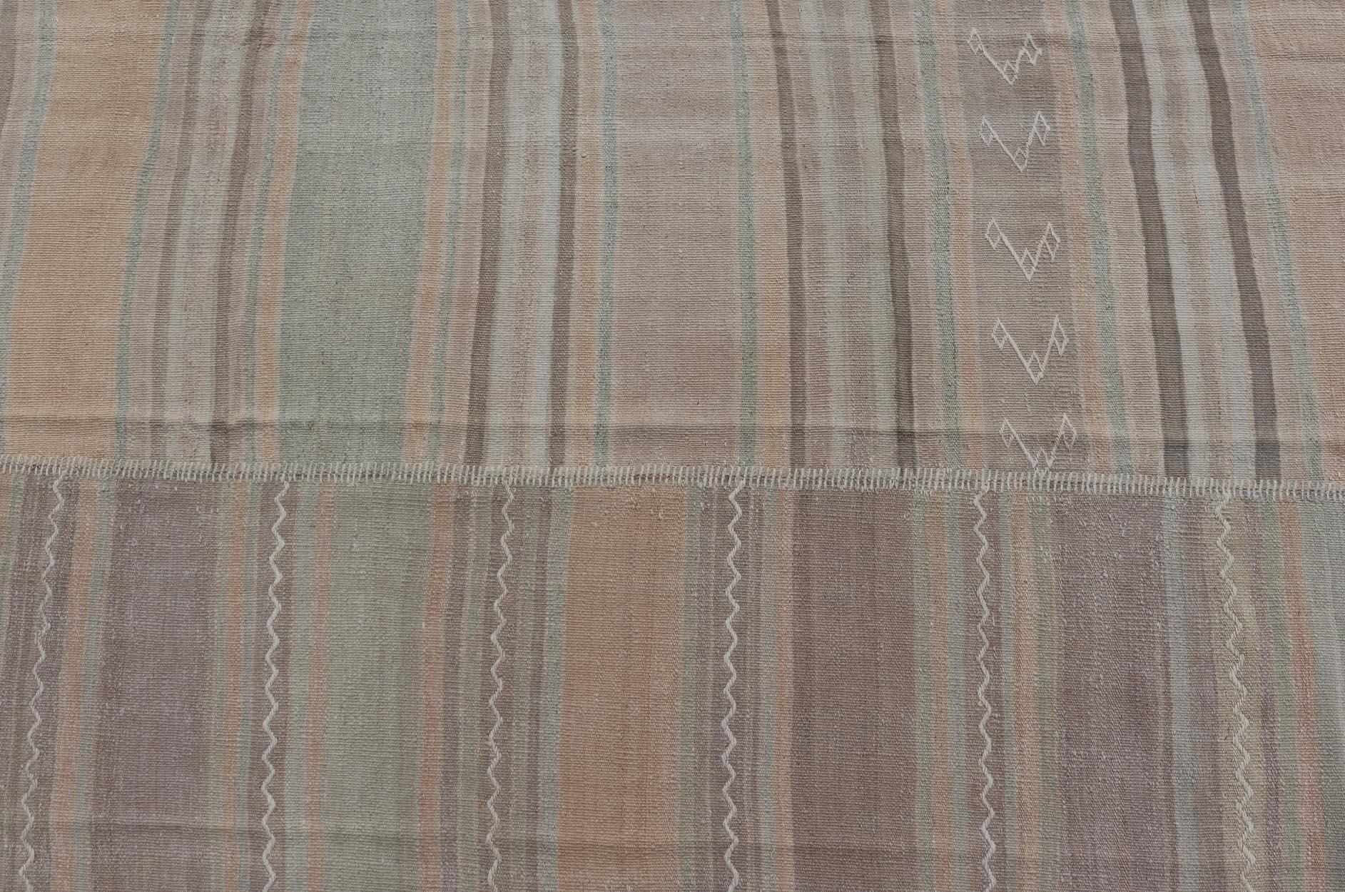 Vintage Rug & Kilim turco con morbide tonalità della terra e strisce pastello 8'10 