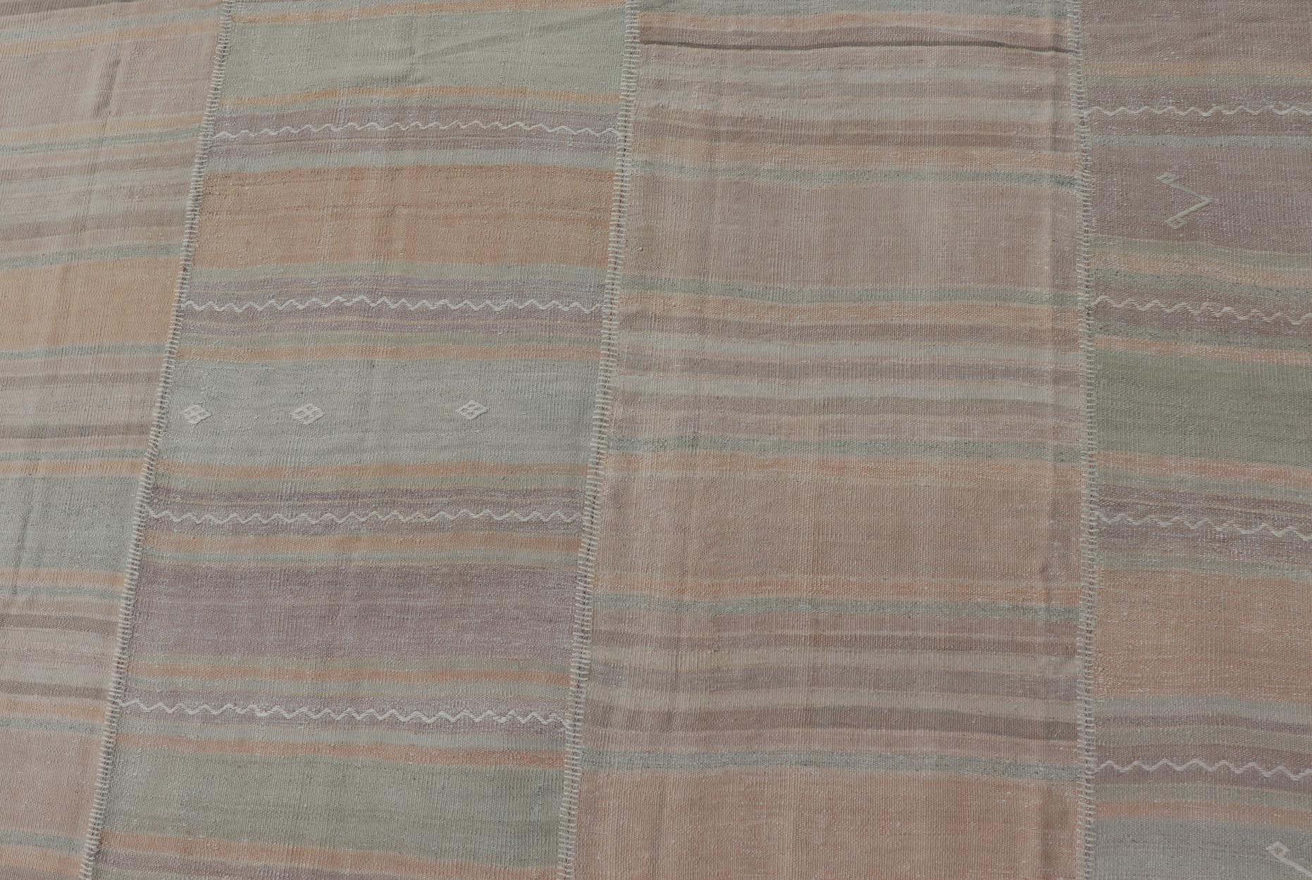 Vintage Rug & Kilim turco con morbide tonalità della terra e strisce pastello 8'10 