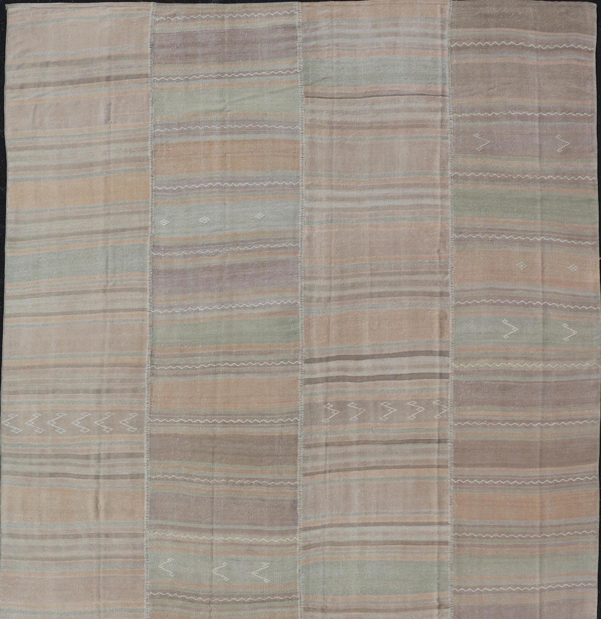 Tessuto a mano Vintage Rug & Kilim turco con morbide tonalità della terra e strisce pastello 8'10 
