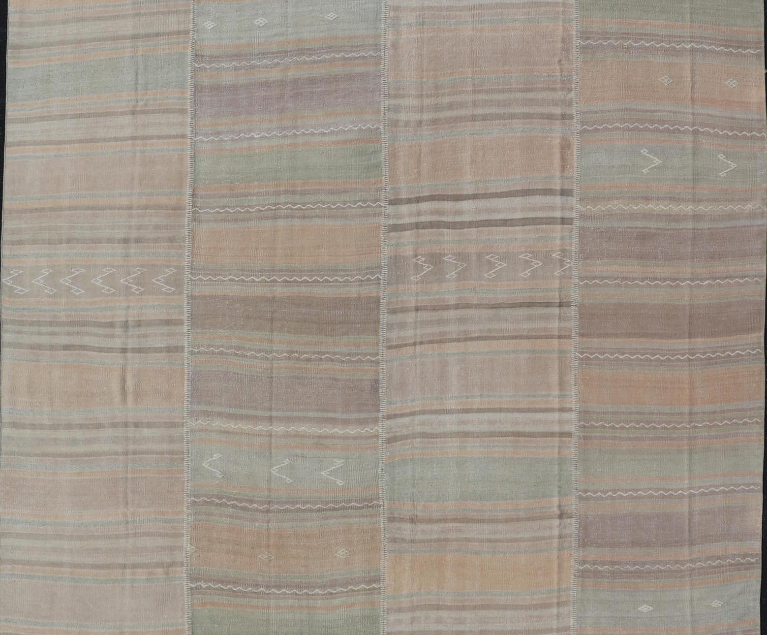 Vintage Rug & Kilim turco con morbide tonalità della terra e strisce pastello 8'10 