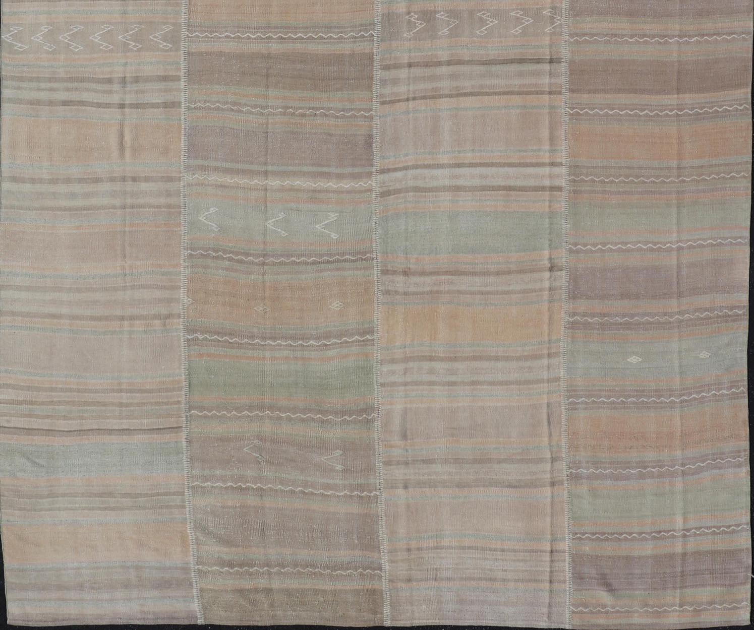 XX secolo Vintage Rug & Kilim turco con morbide tonalità della terra e strisce pastello 8'10 