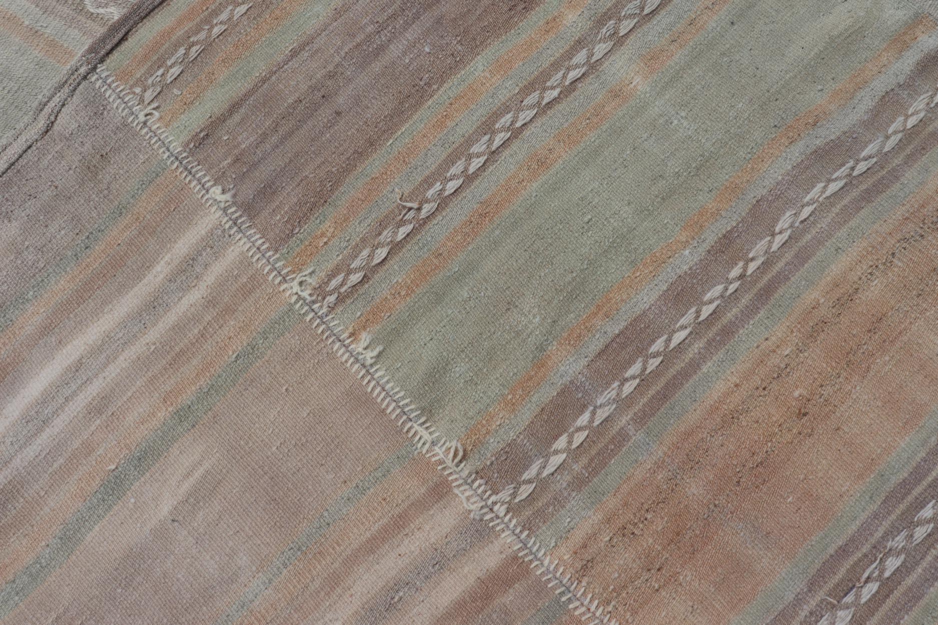 Lana Vintage Rug & Kilim turco con morbide tonalità della terra e strisce pastello 8'10 