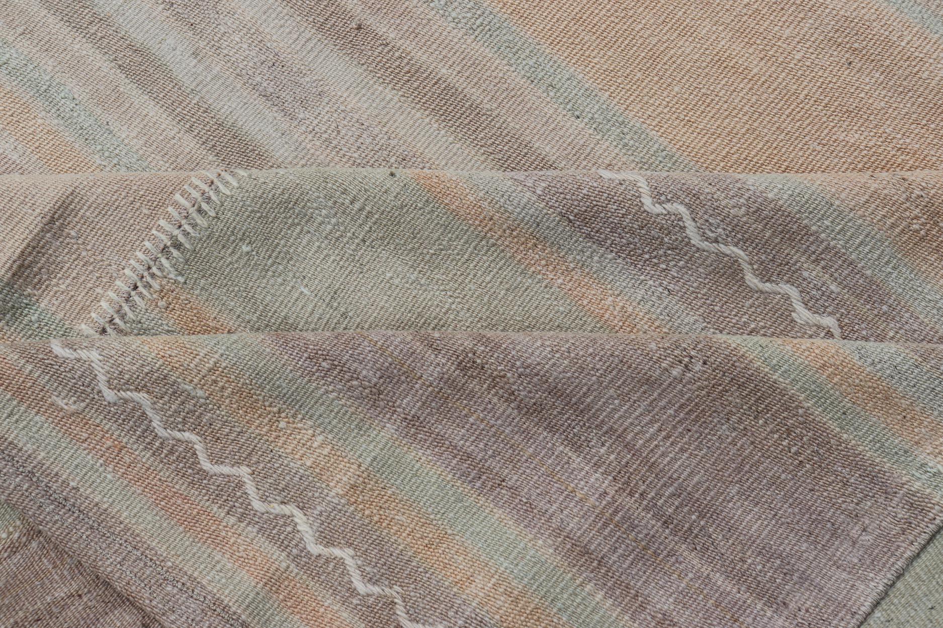 Vintage Rug & Kilim turco con morbide tonalità della terra e strisce pastello 8'10 
