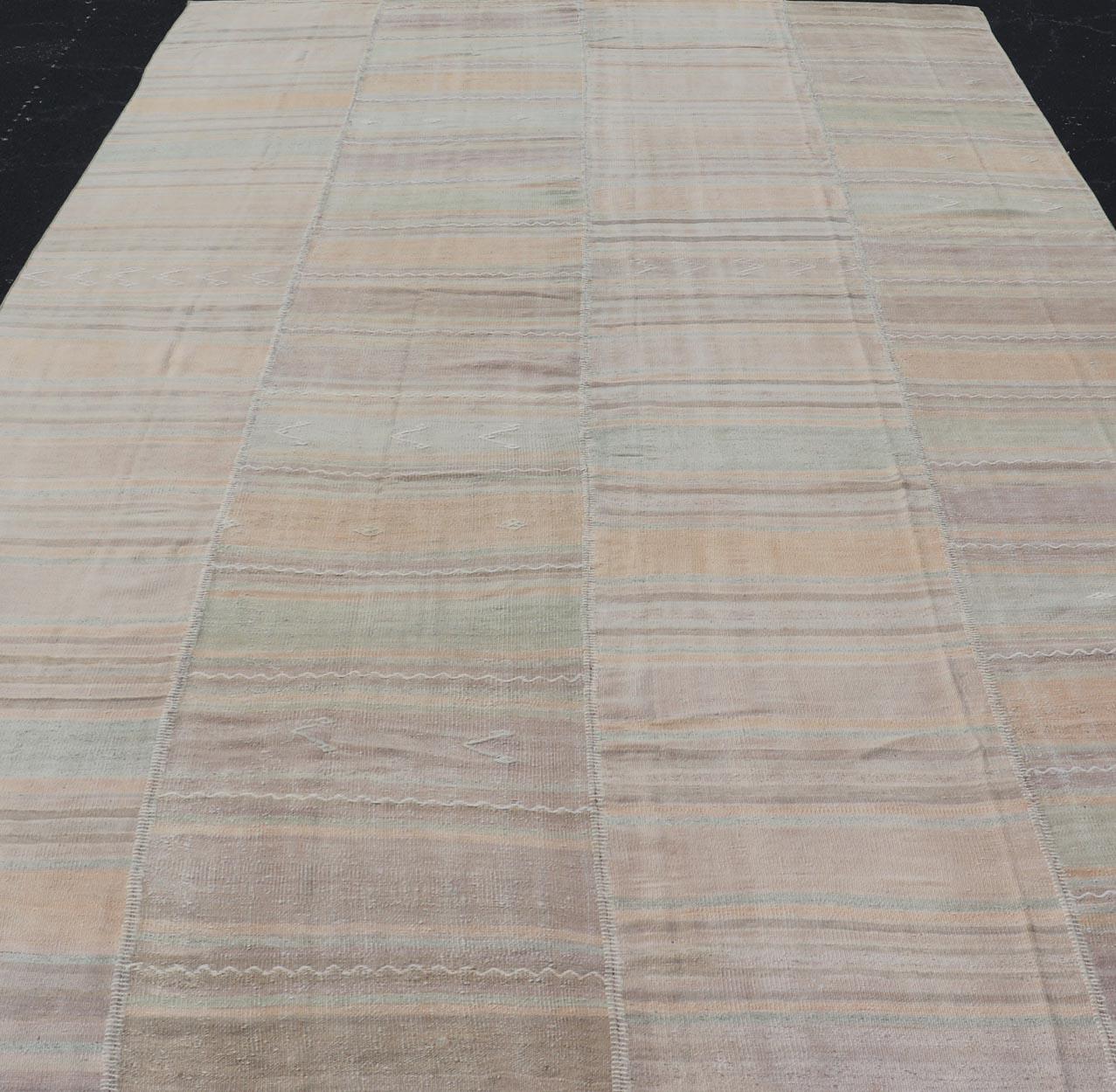 Vintage Rug & Kilim turco con morbide tonalità della terra e strisce pastello 8'10 