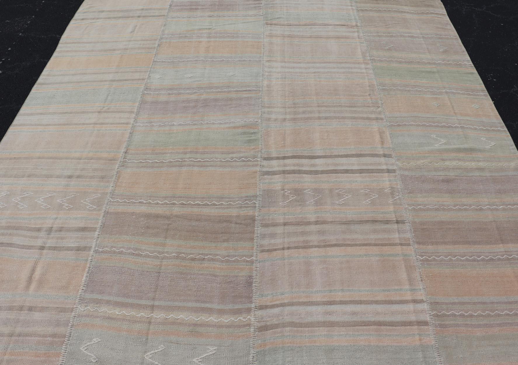 Vintage Rug & Kilim turco con morbide tonalità della terra e strisce pastello 8'10 