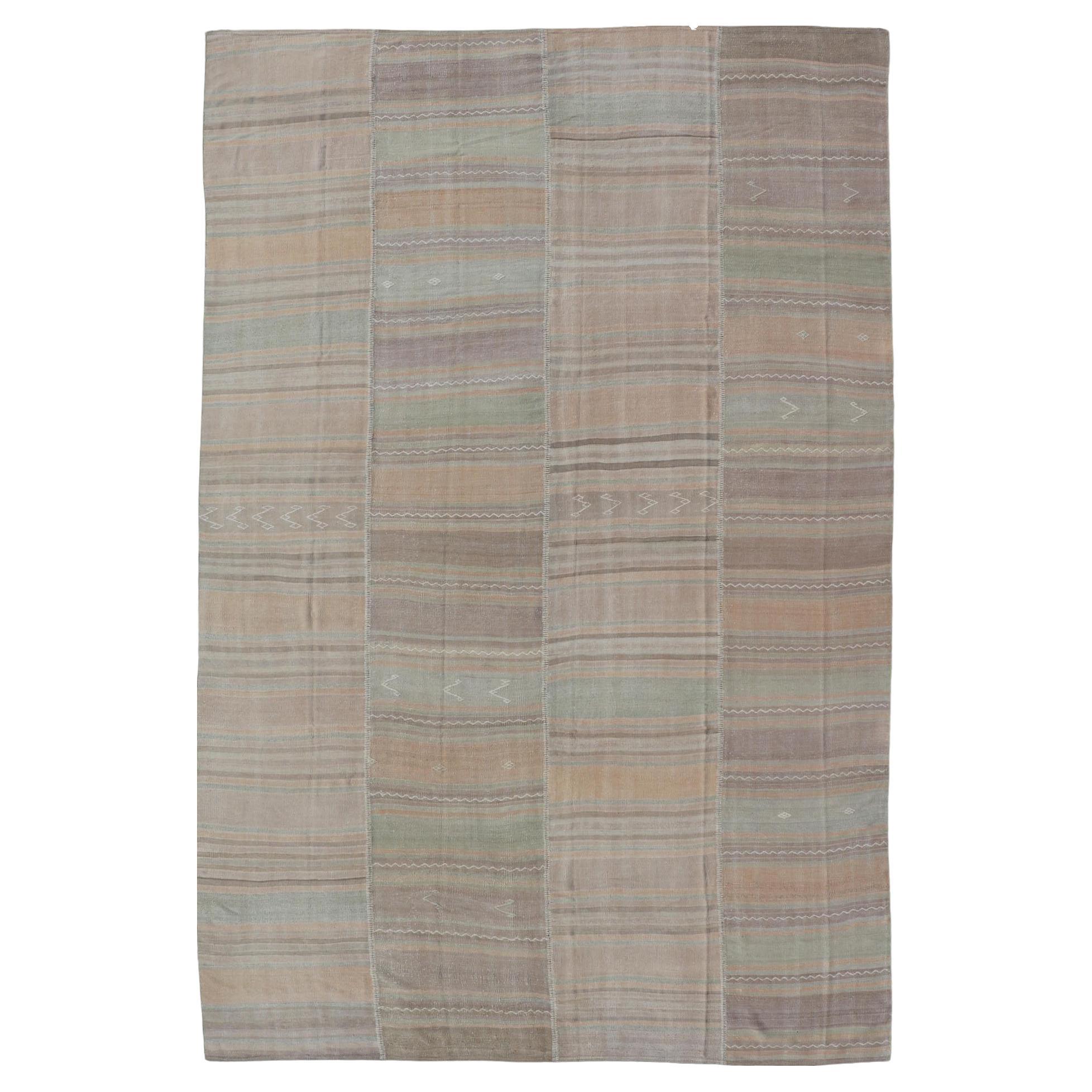 Türkischer Vintage-Kelim-Teppich im Vintage-Stil mit weichen Erdtönen und pastellfarbenen Streifen 8'10"X14'6"