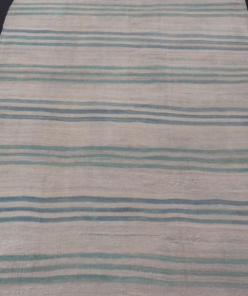 Misure: 4'10 x 6'7 
Rug & Kilim turco vintage a strisce morbide verdi e blu 4'10 x 6'7. 
Keivan Woven Arts / Tappeto / EN-14498 Paese d'origine / tipo: Turchia / Kilim 

Questo tappeto turco Kilim vanta un bellissimo design caratterizzato da morbide