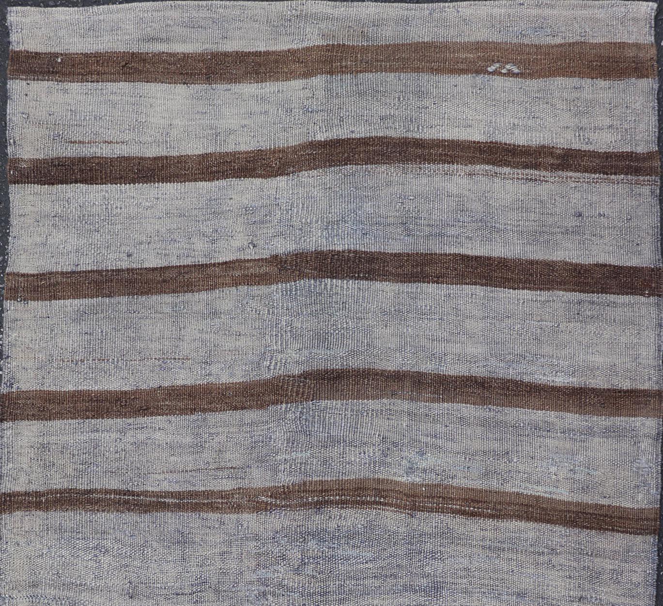 Türkischer Vintage-Kilim-Teppich mit weichen grauen und sattbraunen Streifen 3'2 x 5'4 (20. Jahrhundert) im Angebot
