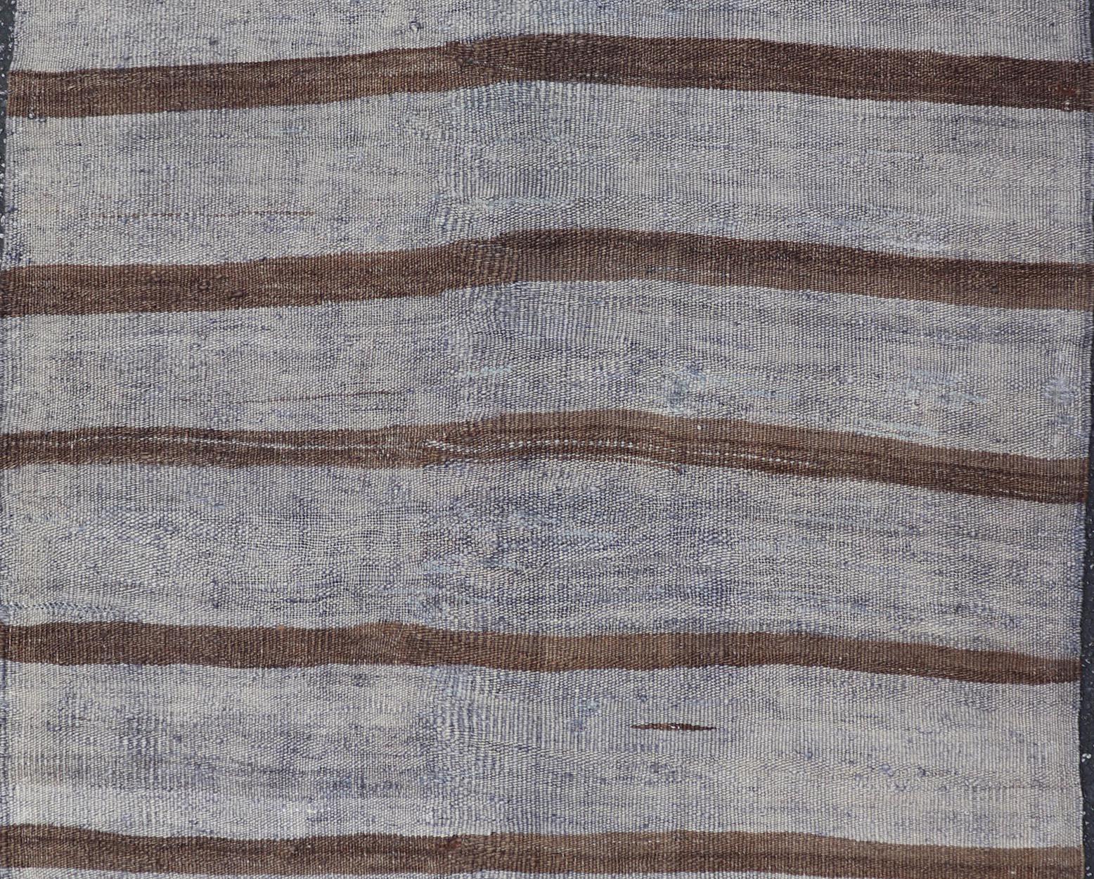 Türkischer Vintage-Kilim-Teppich mit weichen grauen und sattbraunen Streifen 3'2 x 5'4 (Wolle) im Angebot