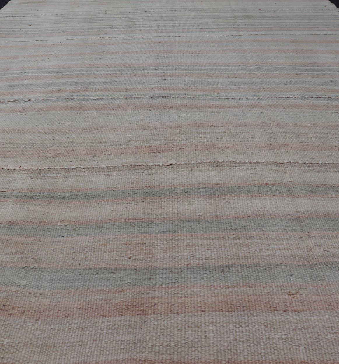 Turco Vintage Rug & Kilim turco con morbide strisce pastello e toni terrosi 4'8 x 6'11 in vendita