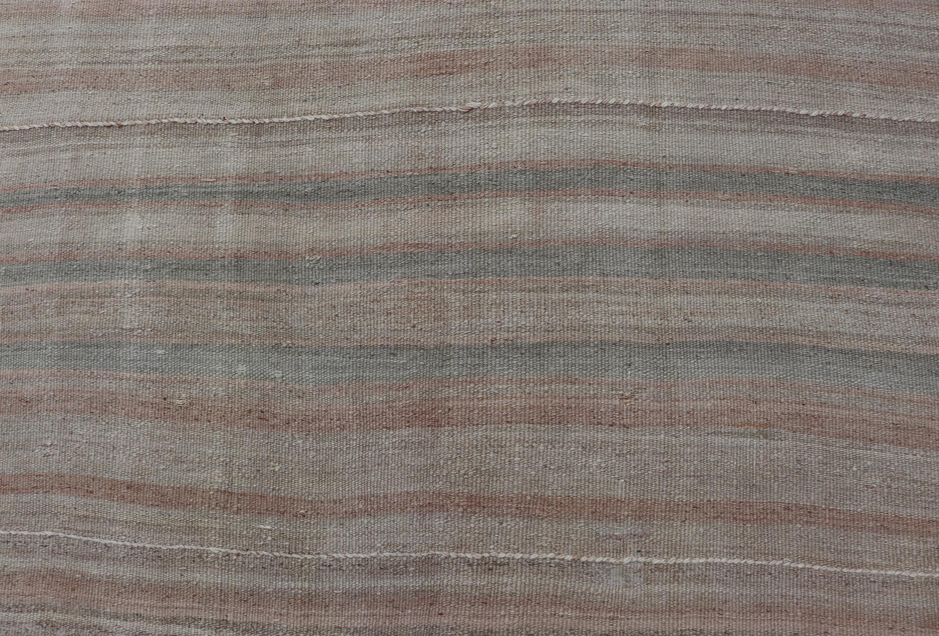 Tessuto a mano Vintage Rug & Kilim turco con morbide strisce pastello e toni terrosi 4'8 x 6'11 in vendita
