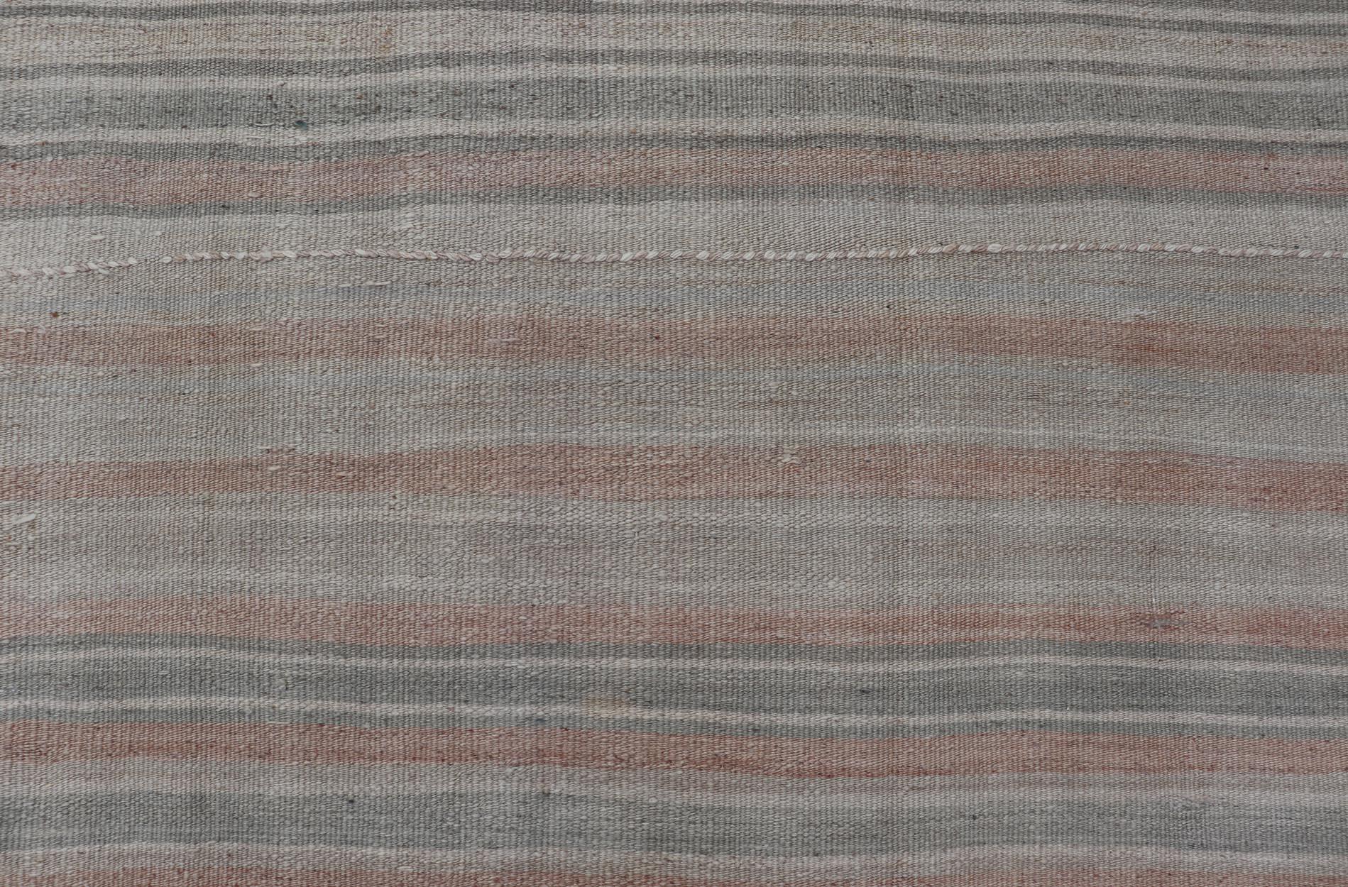 Vintage Rug & Kilim turco con morbide strisce pastello e toni terrosi 4'8 x 6'11 In condizioni buone in vendita a Atlanta, GA