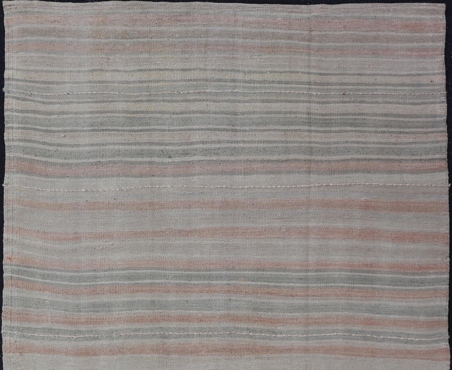 XX secolo Vintage Rug & Kilim turco con morbide strisce pastello e toni terrosi 4'8 x 6'11 in vendita