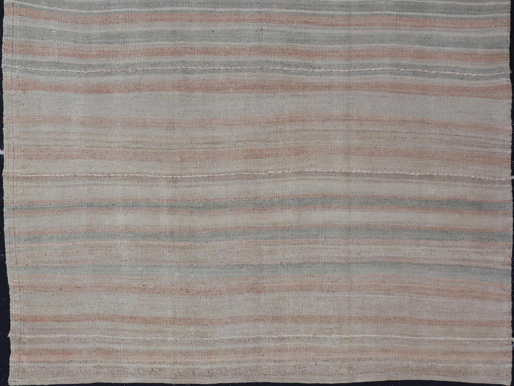 Vintage Rug & Kilim turco con morbide strisce pastello e toni terrosi 4'8 x 6'11 in vendita 1
