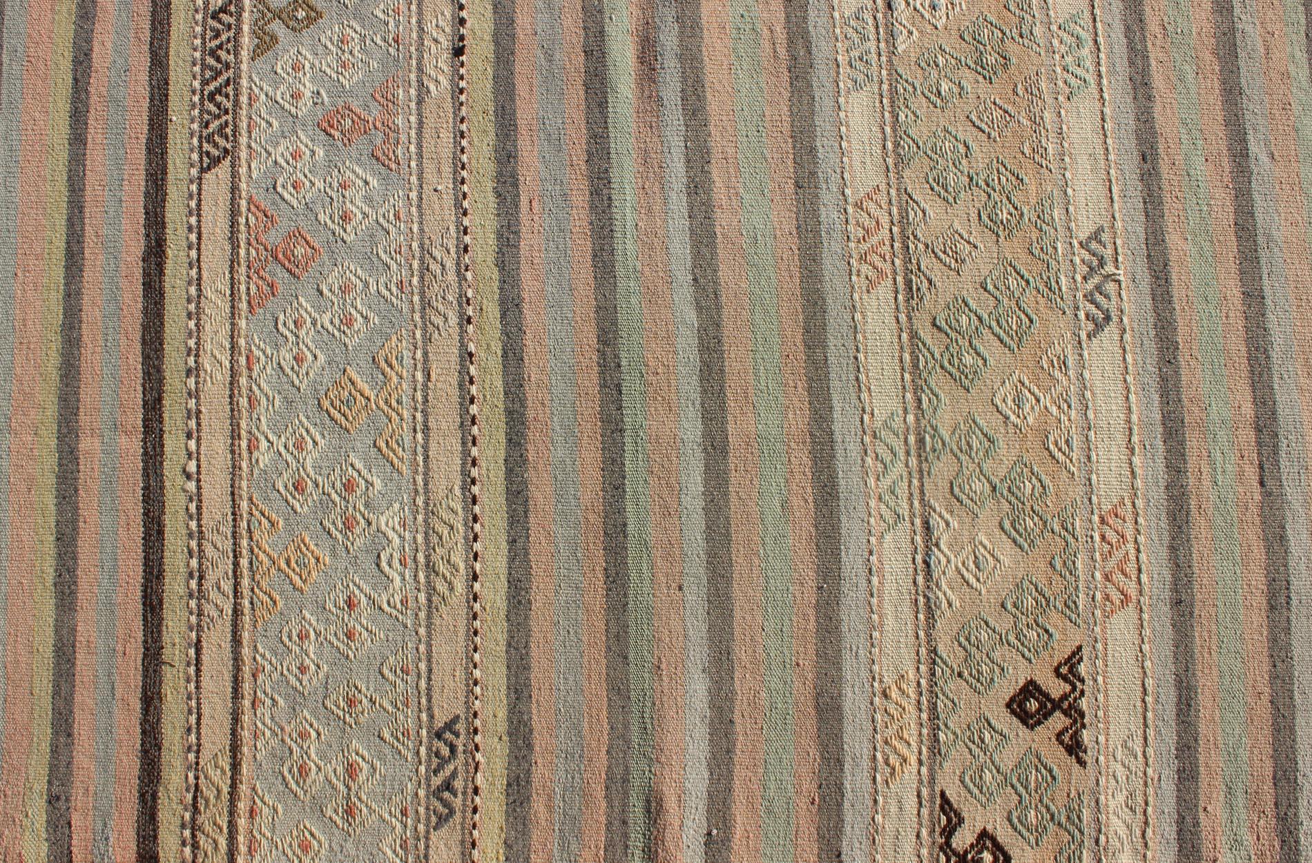 Maße: 2'7 x 10'11

Vintage Turkish Kilim Rug mit weichen Pastellstreifen und subtilem Tribal 2'7 x 10'11. Keivan Woven Arts / Teppich/TU-NED-611, Herkunftsland / Art: Türkei / Kelim, um 1950. 

Dieser türkische Kelim im Vintage-Stil zeigt eine