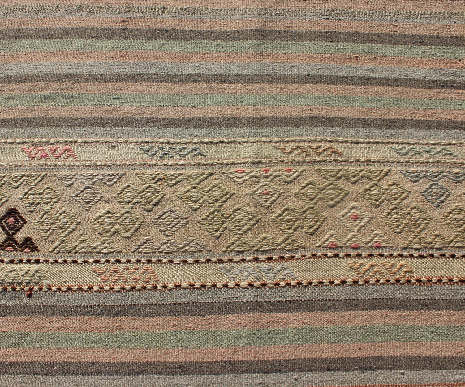 Türkischer Vintage-Kilim-Teppich mit weichen Pastellstreifen und subtilem Stammesmuster 2'7 x 10'11 (Kelim) im Angebot