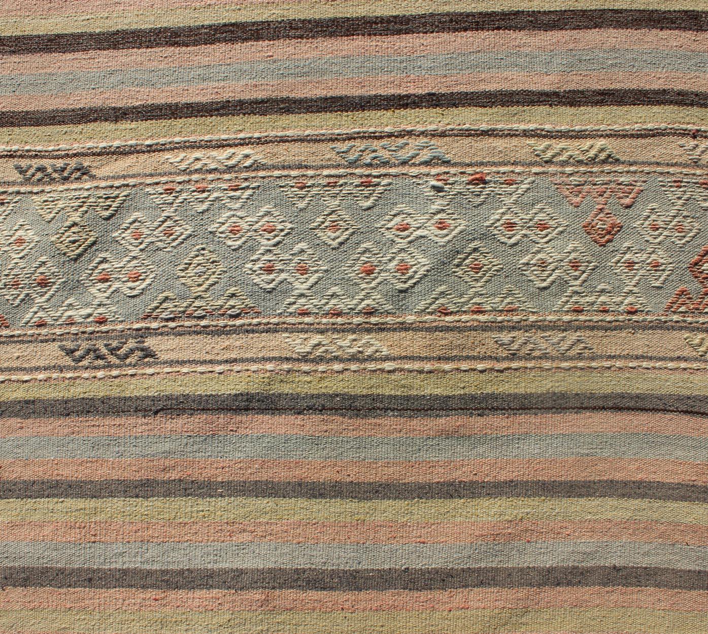Türkischer Vintage-Kilim-Teppich mit weichen Pastellstreifen und subtilem Stammesmuster 2'7 x 10'11 (Handgeknüpft) im Angebot