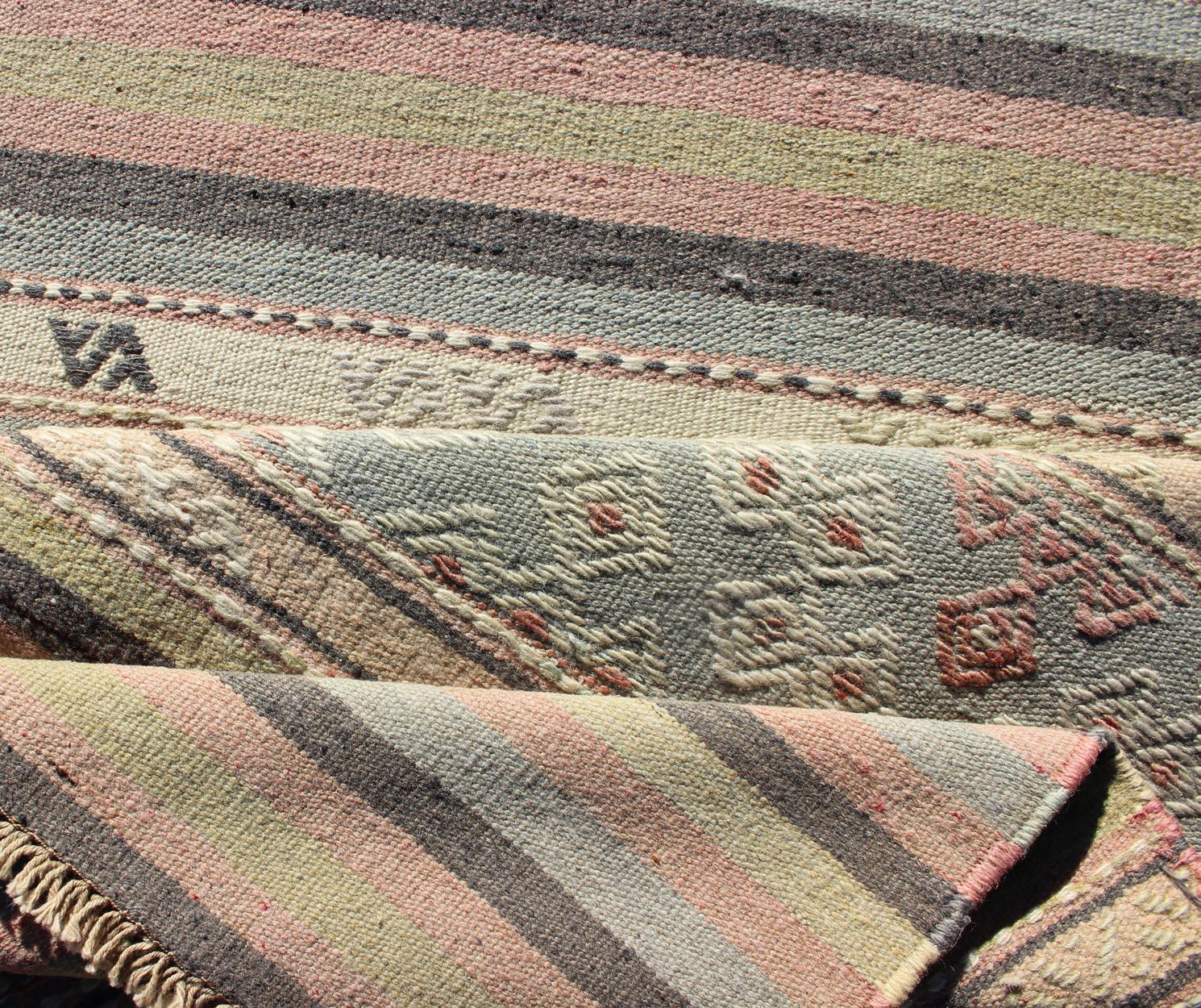 Türkischer Vintage-Kilim-Teppich mit weichen Pastellstreifen und subtilem Stammesmuster 2'7 x 10'11 im Zustand „Gut“ im Angebot in Atlanta, GA