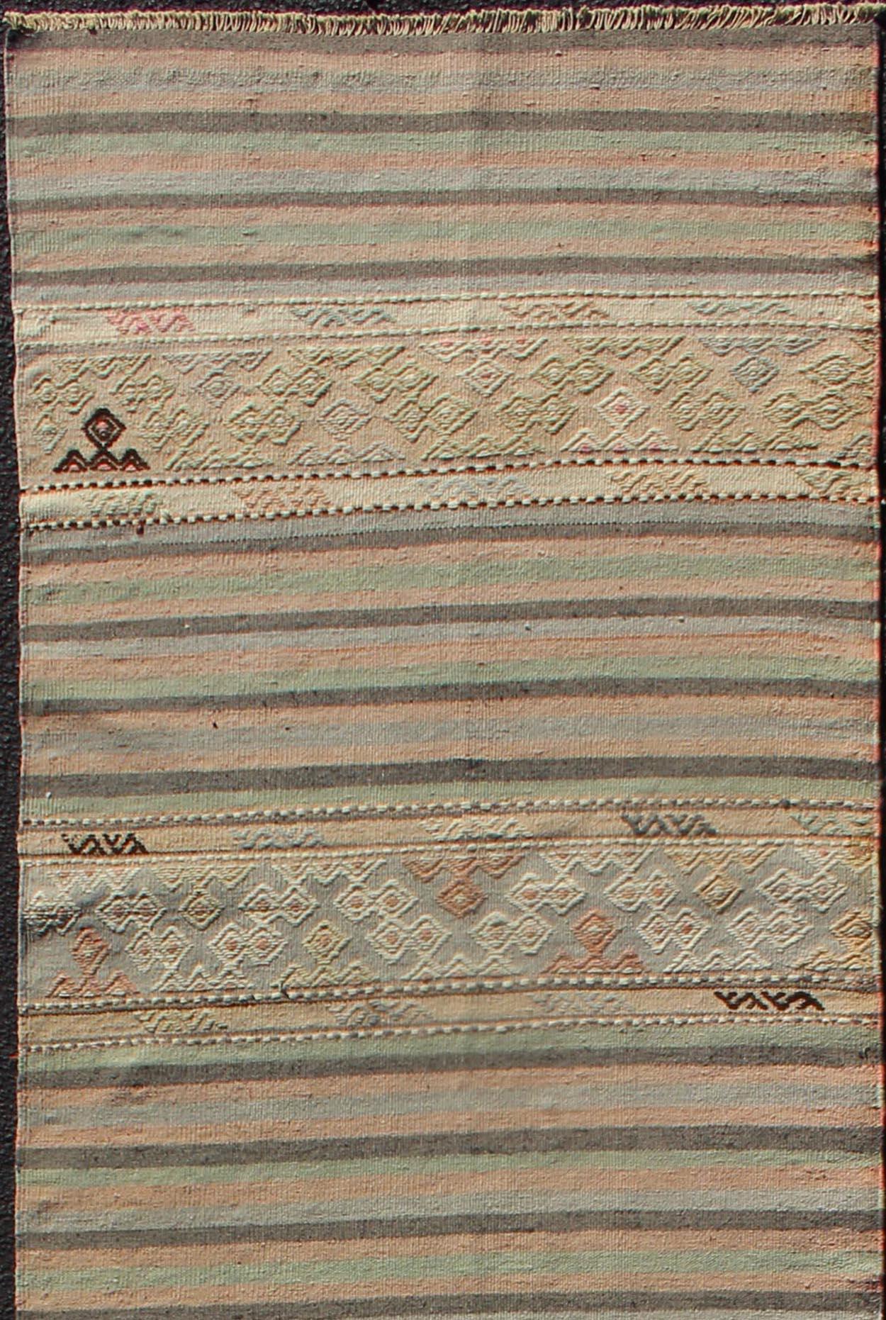 Türkischer Vintage-Kilim-Teppich mit weichen Pastellstreifen und subtilem Stammesmuster 2'7 x 10'11 (20. Jahrhundert) im Angebot