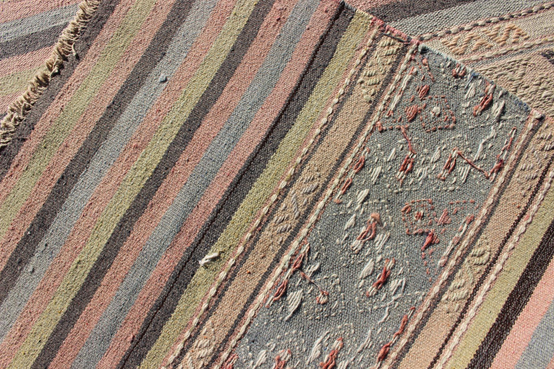 Türkischer Vintage-Kilim-Teppich mit weichen Pastellstreifen und subtilem Stammesmuster 2'7 x 10'11 (Wolle) im Angebot