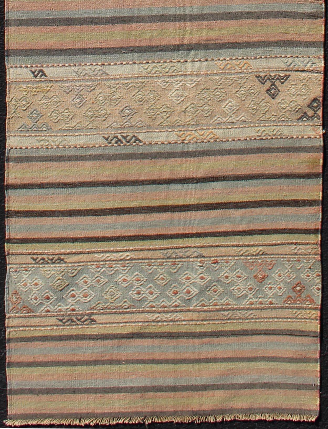 Türkischer Vintage-Kilim-Teppich mit weichen Pastellstreifen und subtilem Stammesmuster 2'7 x 10'11 im Angebot 1