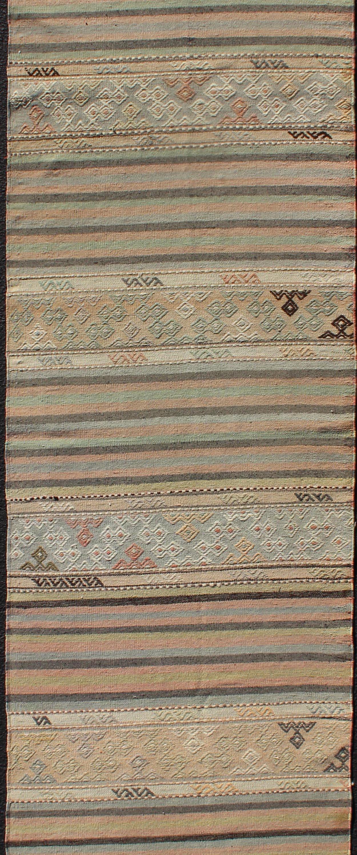Türkischer Vintage-Kilim-Teppich mit weichen Pastellstreifen und subtilem Stammesmuster 2'7 x 10'11 im Angebot 2