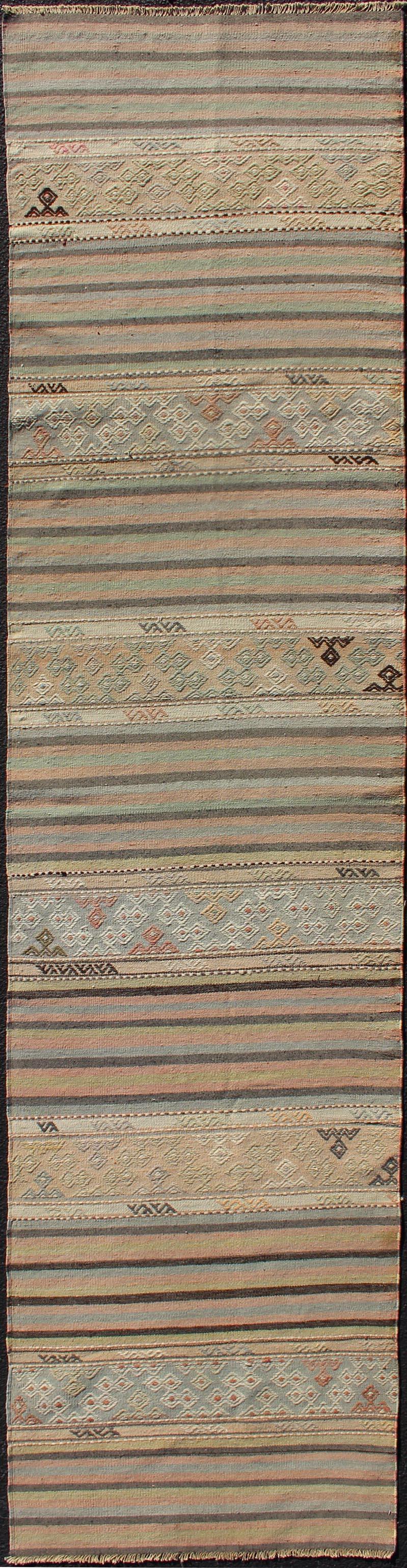 Türkischer Vintage-Kilim-Teppich mit weichen Pastellstreifen und subtilem Stammesmuster 2
7 x 10
11